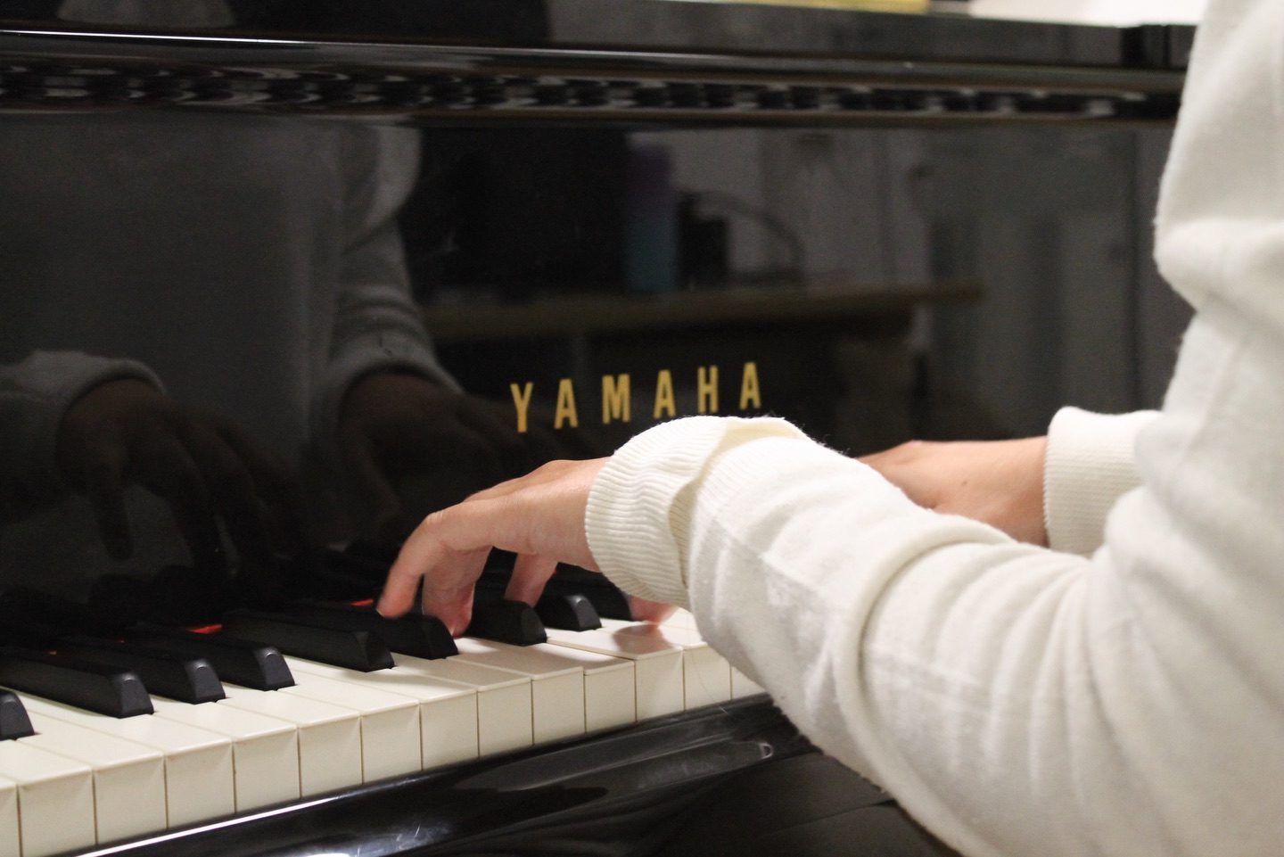 Le mani di Anna sulla tastiera di un pianoforte Yamaha