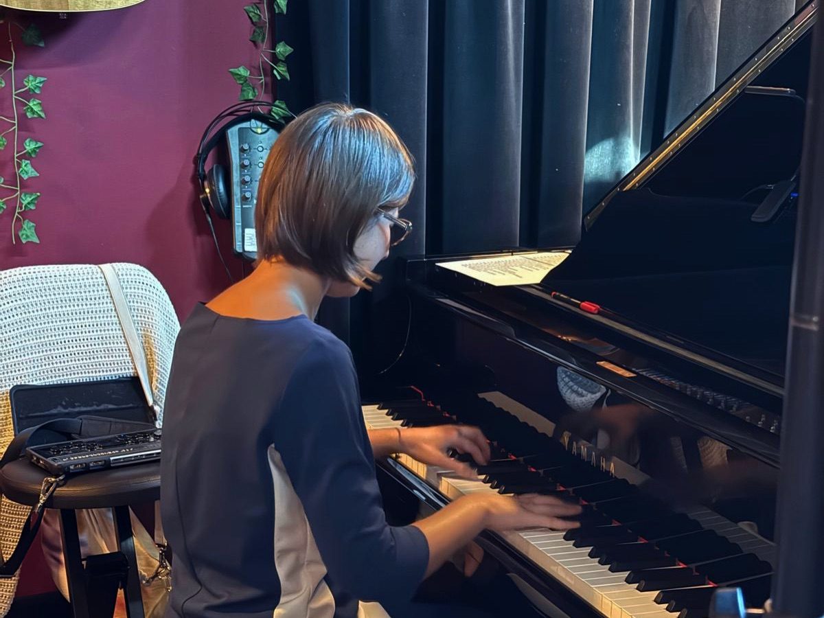 Anna al pianoforte in studio di registrazione