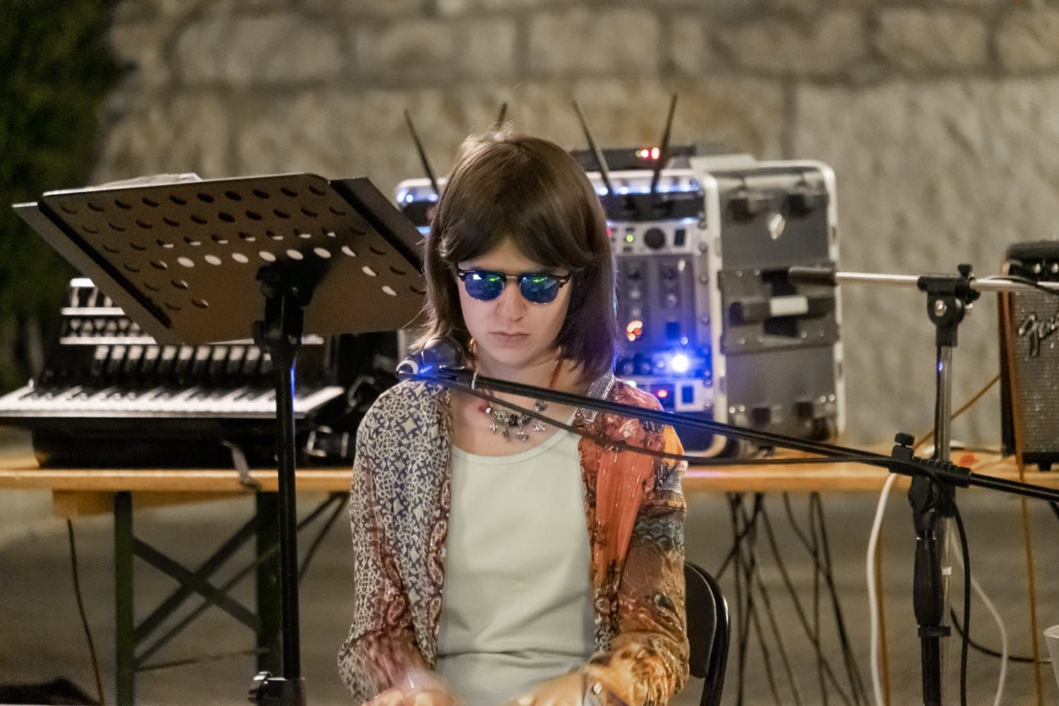 Anna Nicotra in concerto la sera, con occhiali a specchio blu