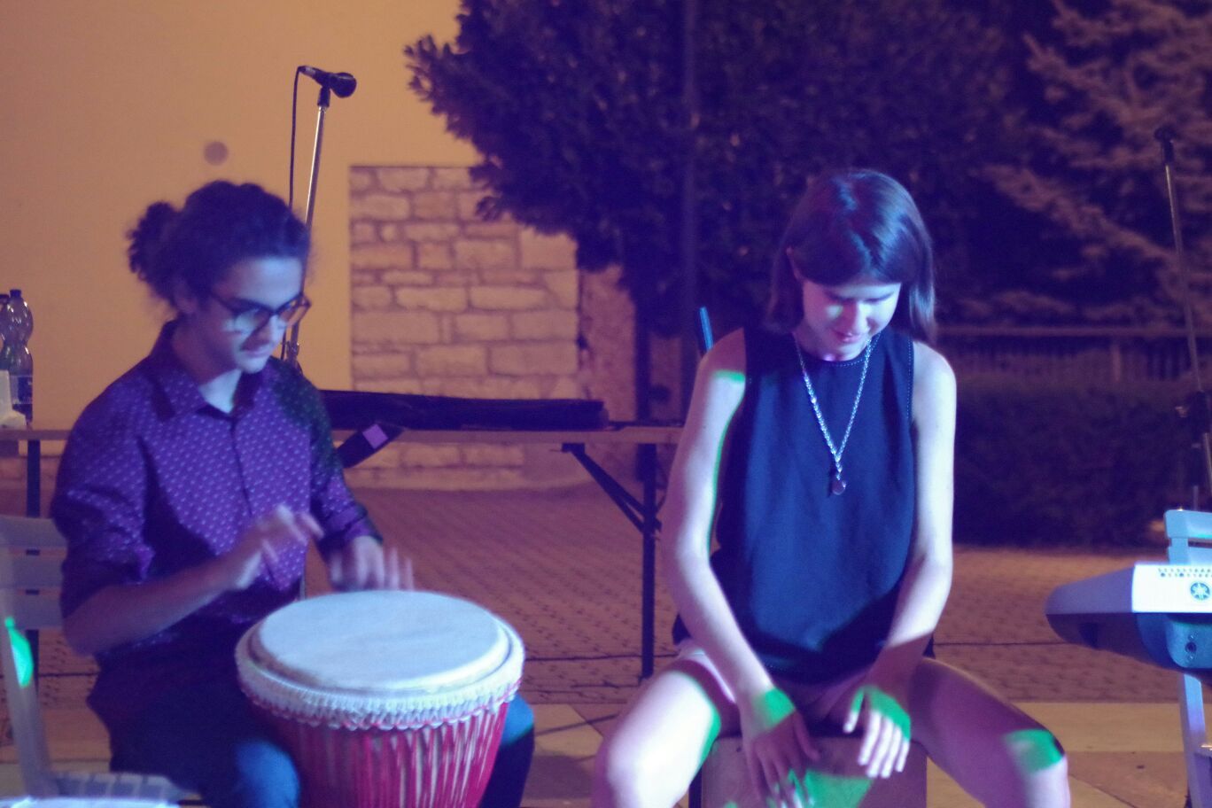 Concerto all'aperto con percussioni e luci viola