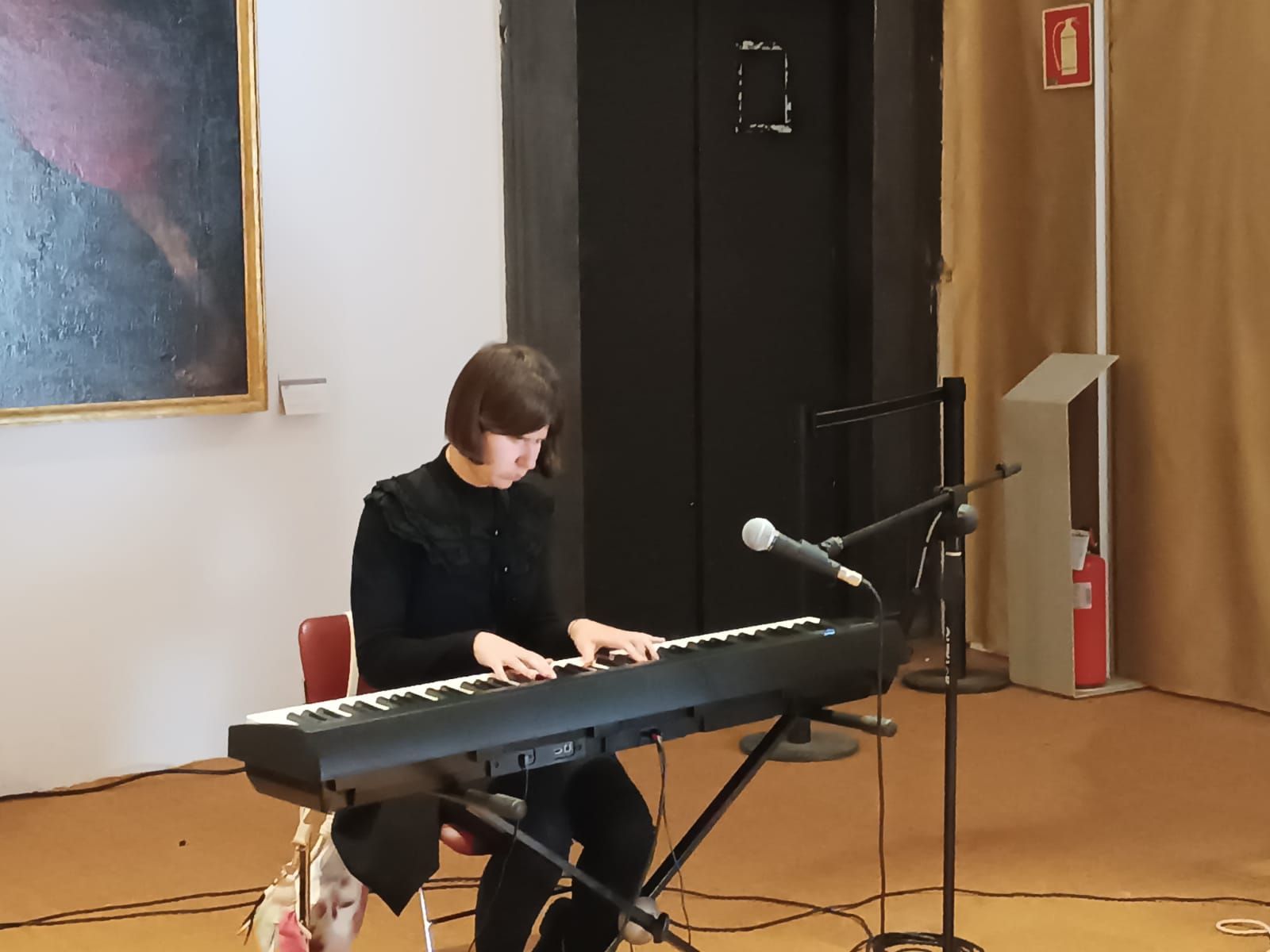 Anna suona in solo in una sala d'arte